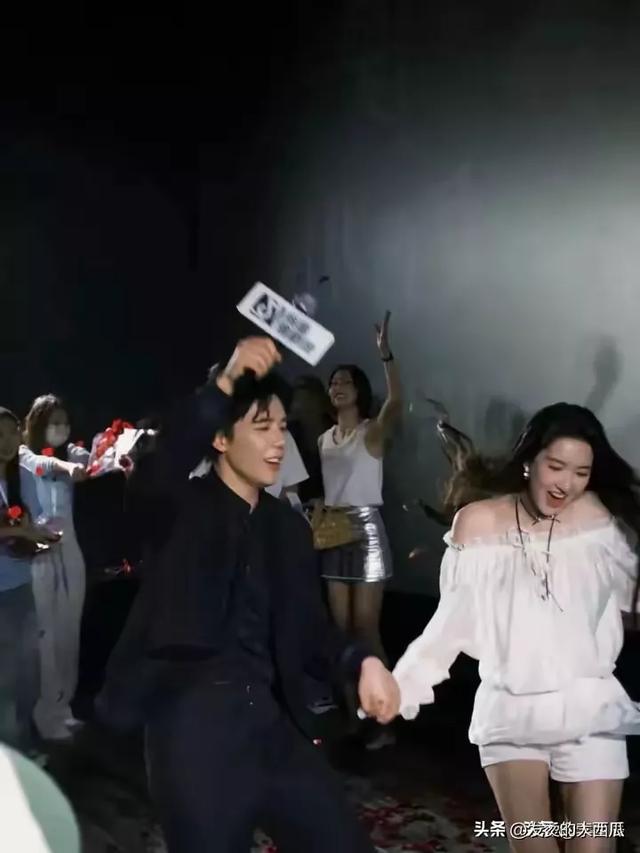 不怪那么多人喜欢她，路人镜头下也美若天仙。