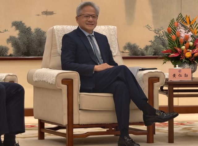 真有后门！英伟达被约谈，美议员坏特朗普好事，黄仁勋一举动可疑