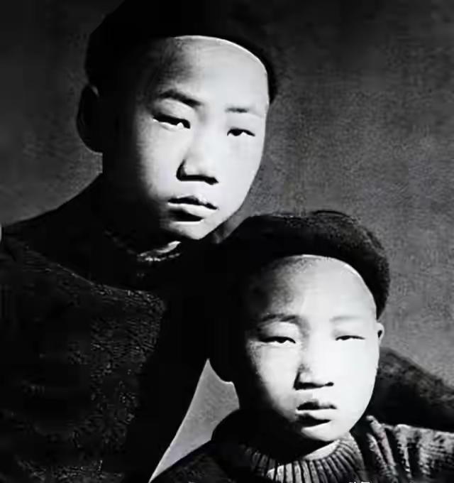 毛岸青81岁生日时的全家福，两个妹妹前来贺寿	，儿媳刘滨体贴蹲着