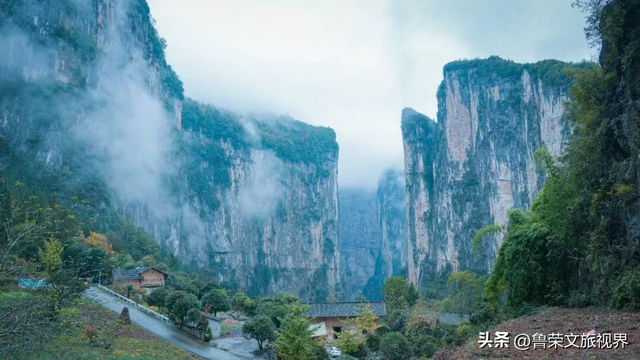 徒步三峡：霜叶漫山处，一步一千年