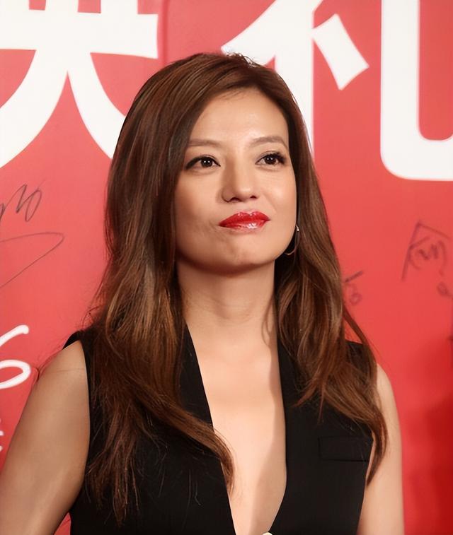 翻身无望！49岁赵薇近况再曝	，胃癌传闻真相大白，脸垮皮衰无星气