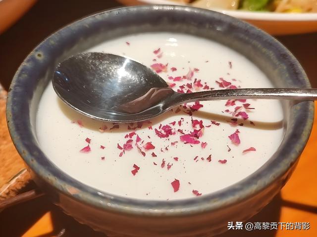神木之旅：在沙漠中寻找生命的印记