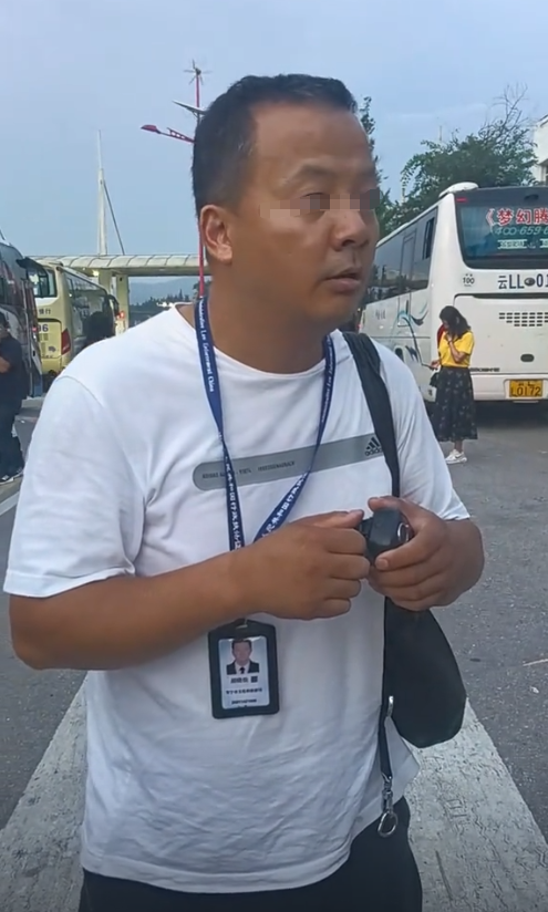 后续！129人云南游被甩服务区，知情人曝真相，难怪司机如此嚣张
