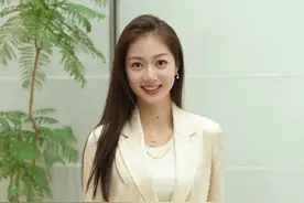美女主持冯琳完美演绎国风西装的新式东方美图片