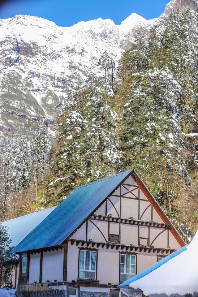 秋末初冬的海螺沟，是雪与金黄交织的双重浪漫