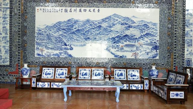 大埔某工厂变旅游区，陶瓷做的楼房、汽车、沙发和床等，还收门票