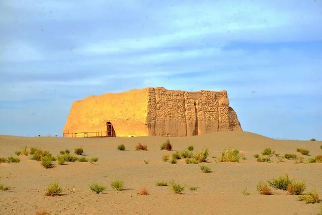 【敦煌喊你逛灯会啦！】@省内高校宝子们，这场跨越千年的光影盛宴，还有超多福利等你解锁～