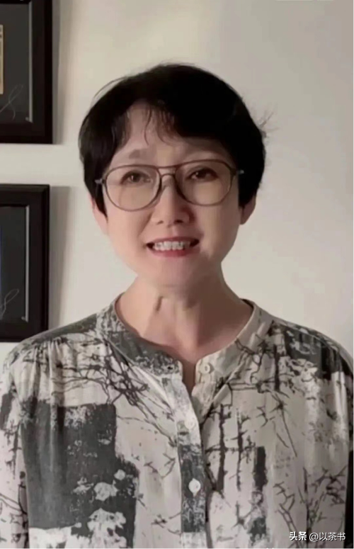 事实证明，和王刚离婚24年的成方圆，已经变成了他高攀不起的样子