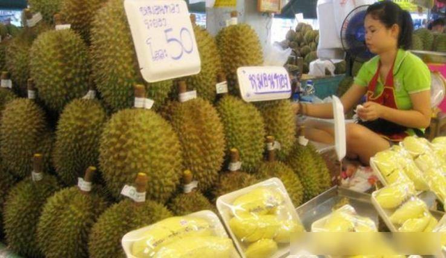 泰国大量水果腐烂，因为摊上的一句中文，中国游客：自己留着吧