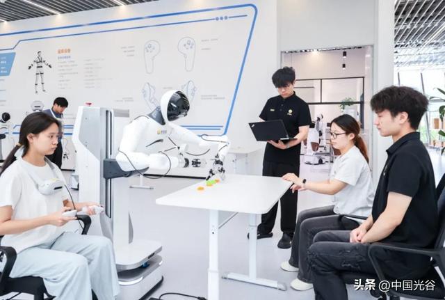 光谷有群“95后”人形机器人训练师：给“钢铁侠”当教练，教会它们冲咖啡、熨衣服、包快递
