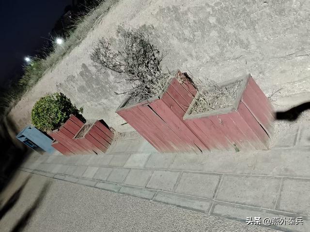 华清宫外的夜色，是文旅的尴尬，居民的闲娱，游客的懵逼