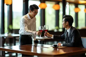 1800元！请同事吃饭偶遇领导，他想巴结，让我买单，我最后撕破脸图片