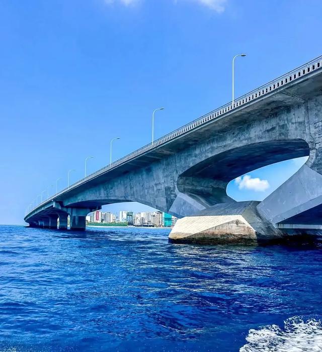 马尔代夫的马累岛又小又挤,海拔才一米,岛上楼房不高,民风保守
