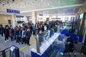 二连浩特口岸今年进出境人数突破60万人次图片
