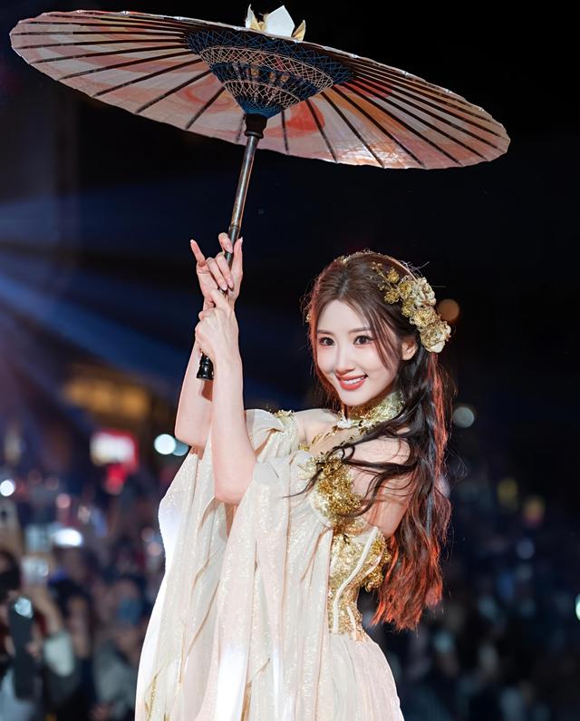 福鱼游进三坊七巷！昨夜福州元宵，惊艳了全国