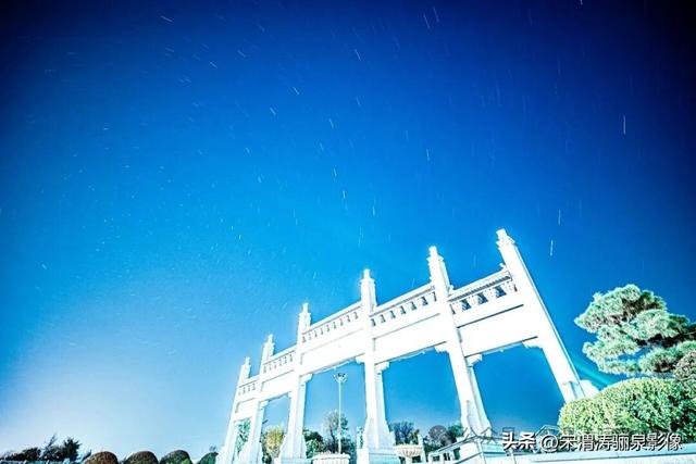 陕西渭南：感恩节当天的人和公园星轨和国贸十字车轨等