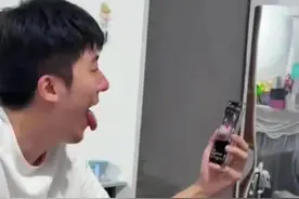 什么脑回路？iPhone 17推出“吐舌刷抖音”功能，训练“舔狗”？图片