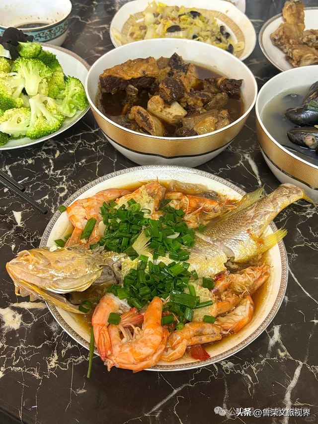人少景美的宝藏小县城：藏着绝美海岛，一半草原一半海