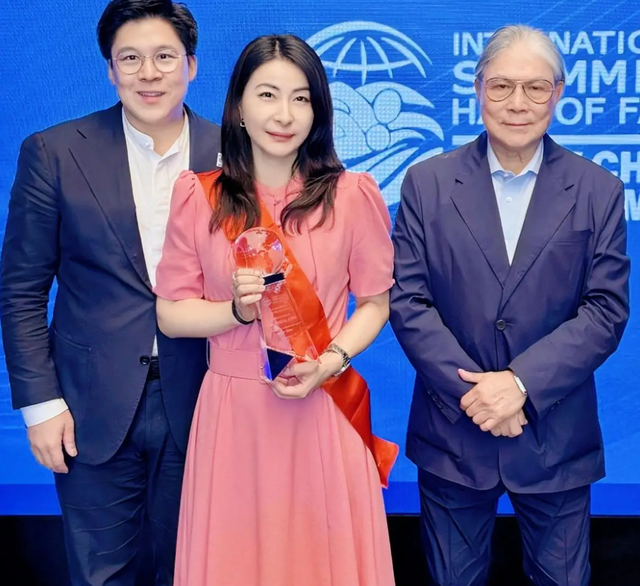 霍启刚没想到！44岁妻子和79岁老爸同时官宣喜讯，为霍家“争光”