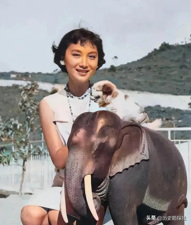 夏梦有多美？57年她和毛主席合影，那年24岁，端庄典雅，美艳绝伦