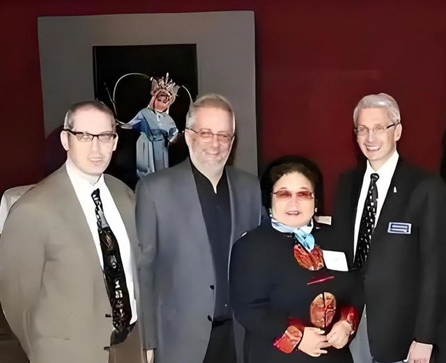 吃里扒外、永不回国？带30名演员留美不归，如今年过花甲归来