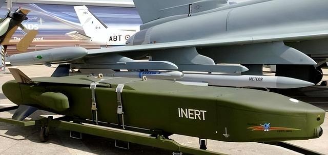 乌克兰彻底成最大笑柄，折腾三年回头才发现，美国竟把自己卖了！