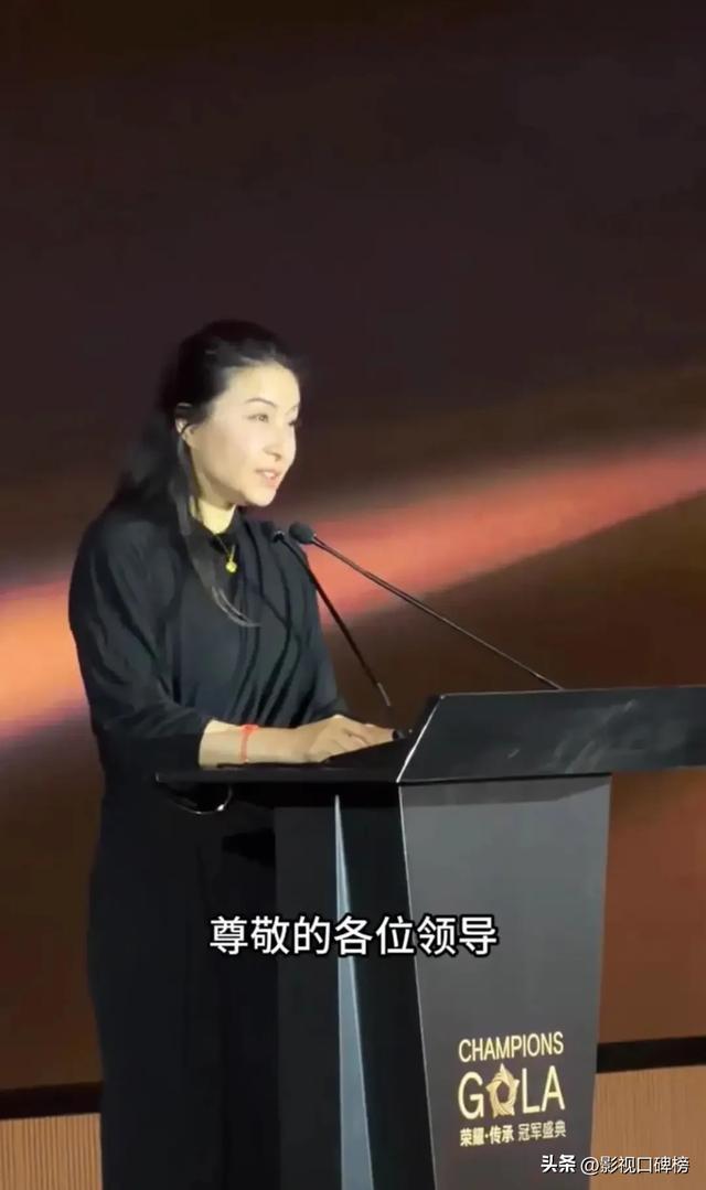 郭晶晶夫妻俩在高铁站被偶遇，没有戴口罩，霍启刚拉着破旧行李箱