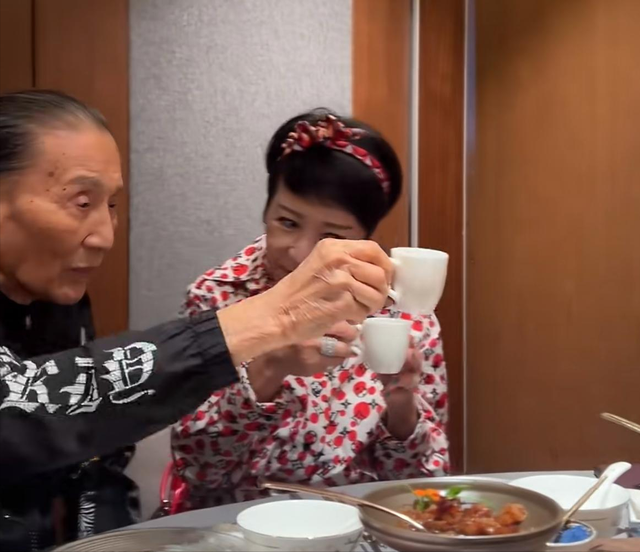 谢霆锋一家三口过七夕，89岁谢贤难得摘下墨镜，近照老得认不出！