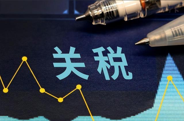 特朗普100% 关税砸向芯片！苹果连夜砸钱救场，背后全是套路