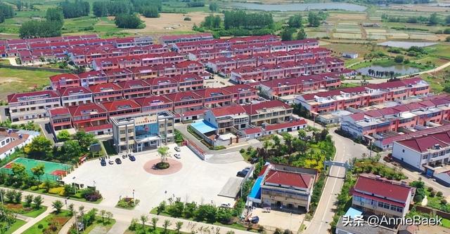 中国最大沙漠中唯一的城市，生活着2万人，周边300公里被黄沙覆盖