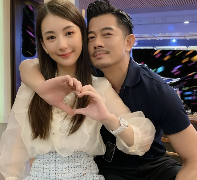 “天王嫂”方媛与闺蜜逛街	，路人镜头暴露真实长相，没网上好看