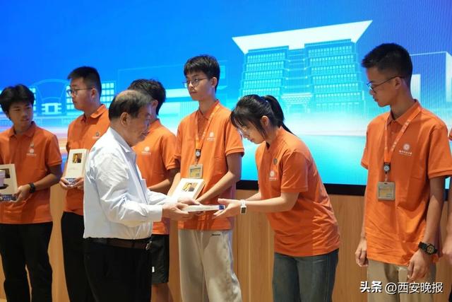 曹德旺称创办福耀科技大学已花费43亿	，学生学费每年5600元，首届50名学生可全去福耀就业