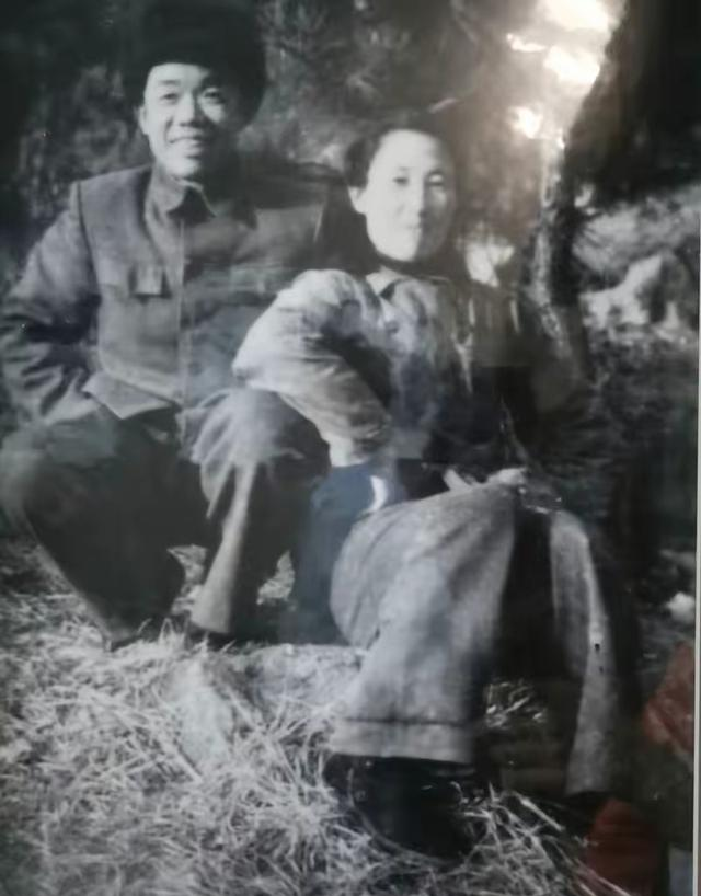 韩先楚夫人刘芷和长子韩战平珍贵的留影，一头乌黑短发，穿着简朴