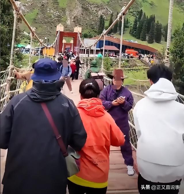 网红桥再次断裂后续：有孩子被冲走，家长发现定位，员工骑马救援