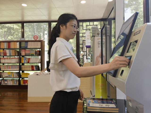 00后躺平饿不死？背后藏着国家砸万亿的 “隐形福利”！