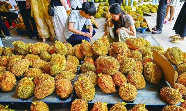 泰国大量水果腐烂，因为摊上的中文标语，中国游客：自己留着吧