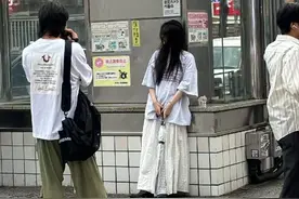 甜！徐璐陪小5岁男友日本度假，吴崇轩留长发帅气，甘当其摄影师图片