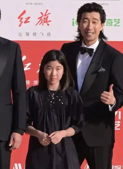 王千源带女儿韩国度假，打扮年轻跟大妈跳广场舞，长得凶但人特逗