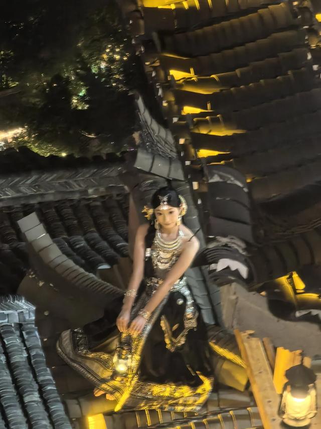 七绝·题千户苗寨夜景