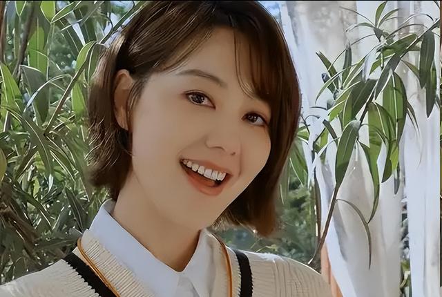 私生活混乱？遭央视“开除”？被传和小尼结婚的她，如今怎么样了