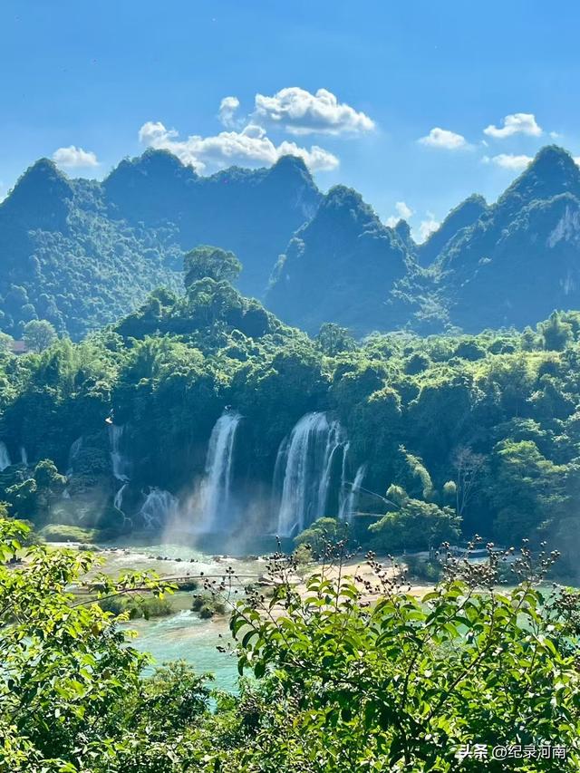 德天跨国瀑布，以其磅礴之势，震撼登场
