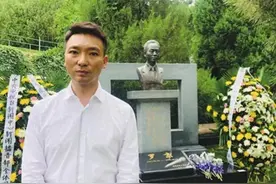 2019年，康辉给已故主持人罗京扫墓的留影，他双眼红肿，令人动容图片