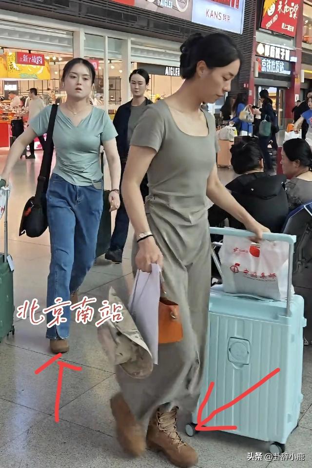 女民兵携彩色拉杆箱返程，连阅兵靴都来不及换，时尚穿搭十分吸睛