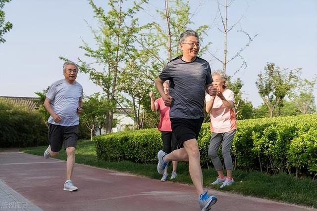 医生发现：能活过75岁的心梗患者，大多在确诊后，做了这3件事