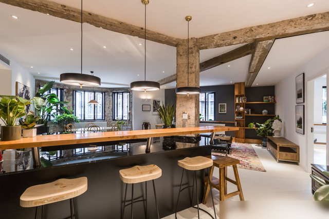 独特的“飞机”户型，经过设计师的改造，每处空间都得到充分利用