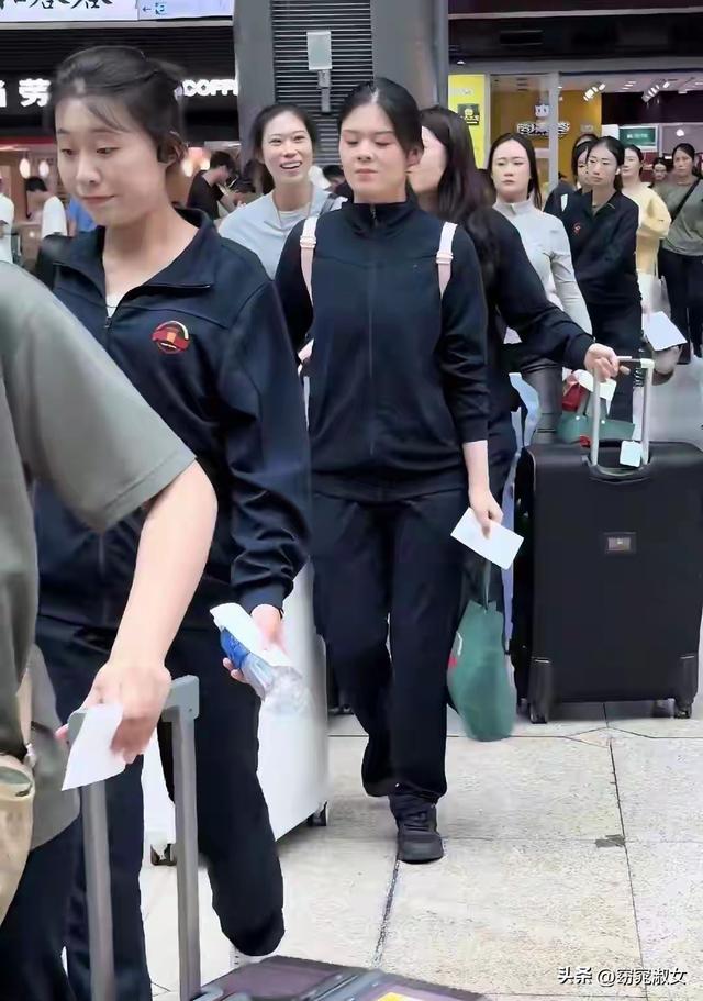 女民兵们各自返程回家，身高都在180左右，军装一脱依旧光芒万丈!