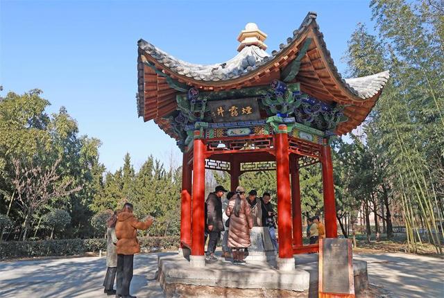 西安:市民游客打卡“草堂烟雾”