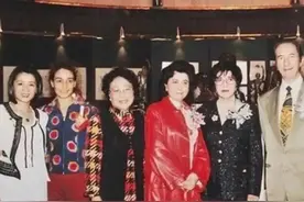 梁安琪和黎婉华同框，站在最旁边，与何超贤交好，还一脸恭敬姿态图片