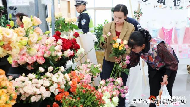 来打卡了吗？临夏市花卉艺术中心人气爆棚，“芬芳馥郁”的文化盛宴引领假期潮流～