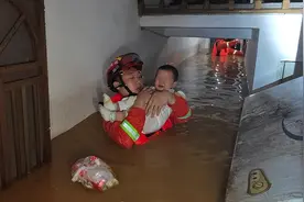 铁汉柔情！湖南洪水中他托起婴儿的那一刻，看哭了所有人…图片